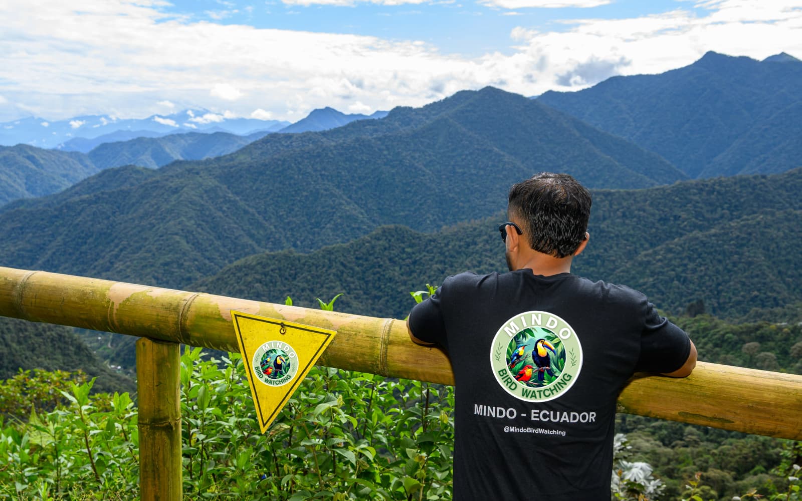 Birding trail and scenic cloud forest views in Mindo