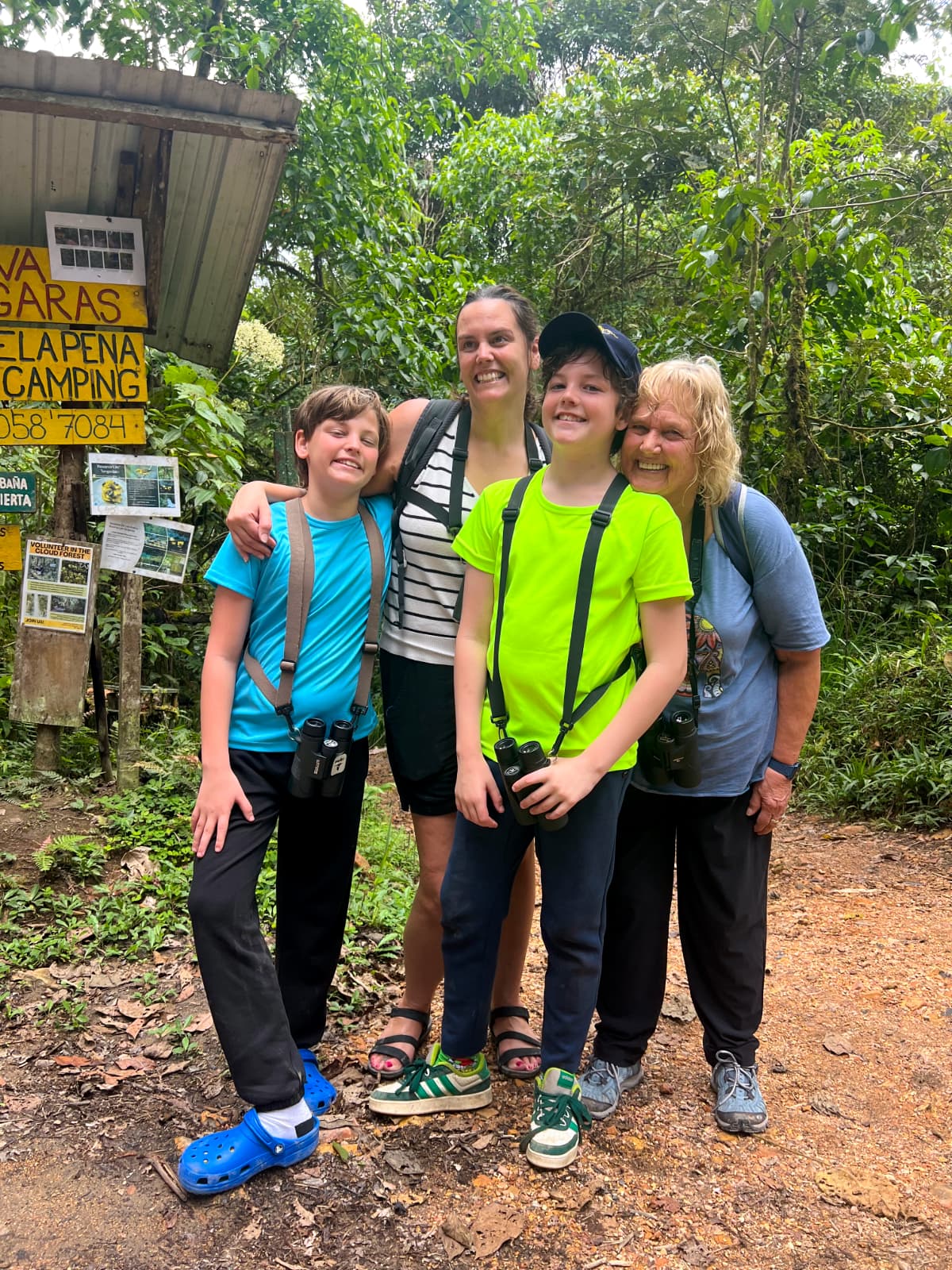 Beginner birdwatching in Ecuador with local guide support in Mindo cloud forest