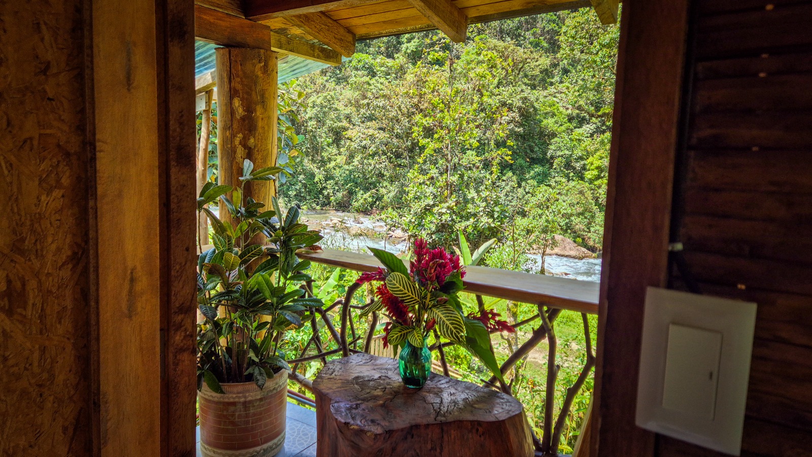 Roca Mía riverside lodge in private cloud forest near Mindo